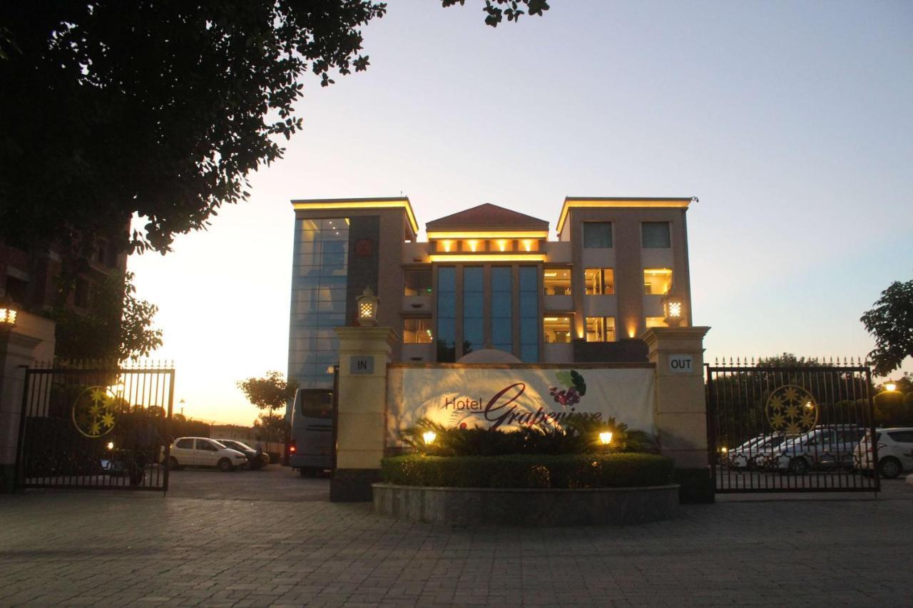 Chandauli Ramada By Wyndham Varanasi Katesar מראה חיצוני תמונה