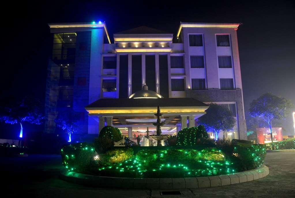 Chandauli Ramada By Wyndham Varanasi Katesar מראה חיצוני תמונה