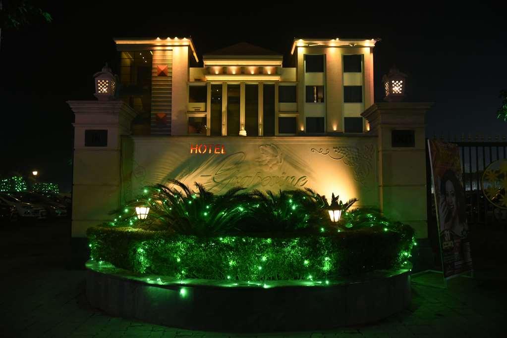 Chandauli Ramada By Wyndham Varanasi Katesar מראה חיצוני תמונה