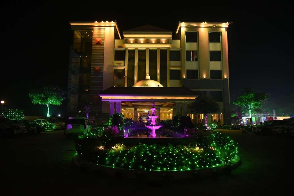 Chandauli Ramada By Wyndham Varanasi Katesar מראה חיצוני תמונה